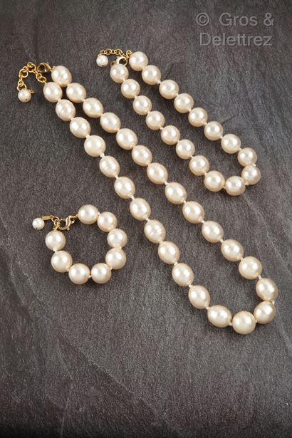CHANEL par Karl LAGERFELD Circa 1990

Bracelet de perles blanches baroque d’imitation...