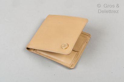 CHANEL Portefeuille en cuir grainé beige, intérieur faisant porte-cartes, porte-monnaie....