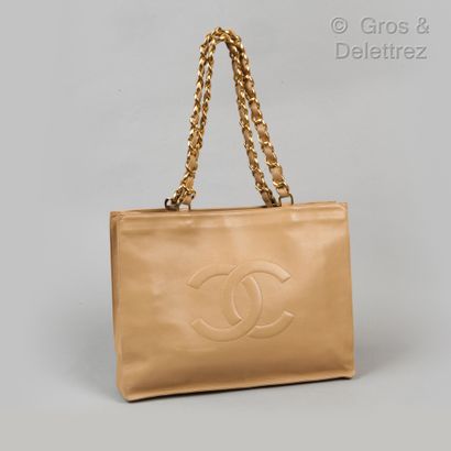 CHANEL Circa 1996

Sac shopping 41cm en cuir agneau beige, devant surpiqué du sigle...