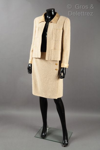 CHANEL Boutique par Karl LAGERFELD Collection Automne/Hiver 1996-1997

Tailleur en...