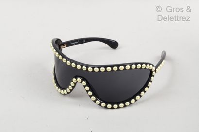 CHANEL Paire de lunettes de soleil masque dans un entourage de perles blanches d’imitation....