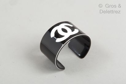 CHANEL Cuff bracelet in black and white bakelite, embellished with the house log...