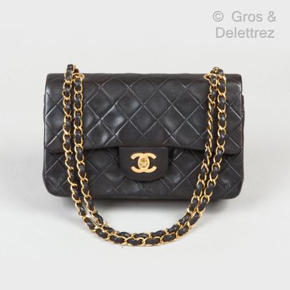 CHANEL Classic" bag 23cm in black quilted lambskin leather, CC clasp in gold metal...