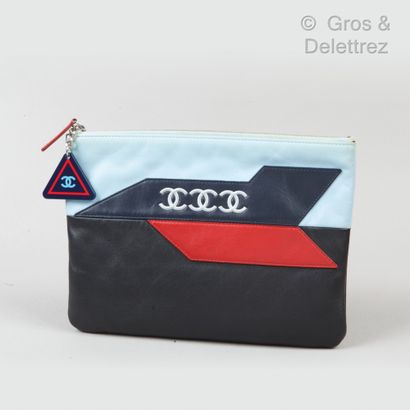 CHANEL Circa 2017

Pochette 27cm en cuir agneau tricolore bleu ciel, noir et rouge,...