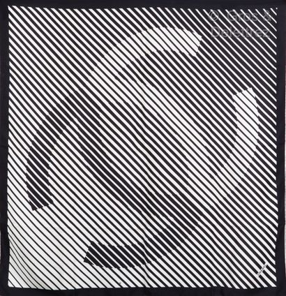 CHANEL Carré en crêpe de soie imprimé noir, blanc, à motif cinétique. Très bon é...