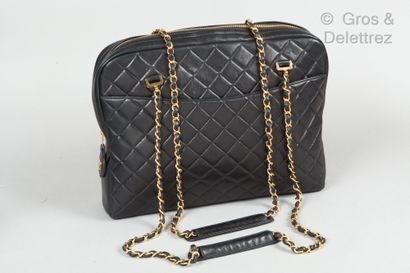 CHANEL Sac « Camera » 34cm en cuir agneau matelassé noir, fermeture éclair, tirette...