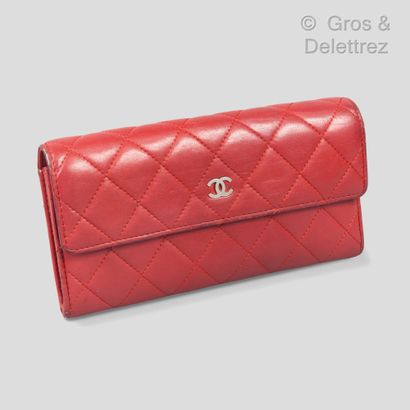 CHANEL Circa 2011

Red quilted lambskin leather wallet, snap closure on flap, topped...