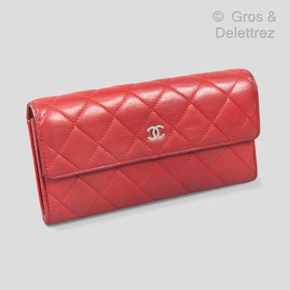 CHANEL Circa 2011

Portefeuille en cuir agneau matelassé rouge, fermeture pression...