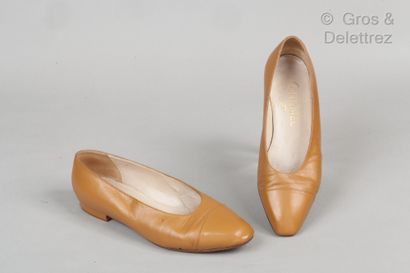 CHANEL Pair of camel lamb leather ballerinas, leather soles. T.38 1/2. (Dents, restorations...