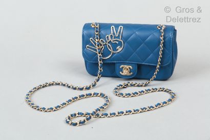 CHANEL Circa 2016

Sac « Mini timeless - Peace Sign » 17cm en cuir agneau matelassé...