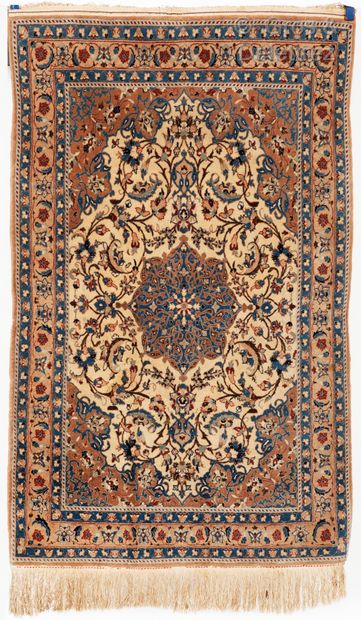 null Tapis Ispahan en laine et soie, Iran

Ispahan rug in wool with highlights of...