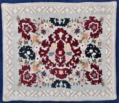null Une broderie d Alger, Algérie 

A 19th century Algerian embroidery from Alger

Coussin...