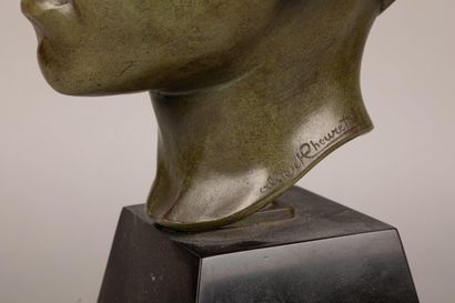 null Albert CHEURET (1884-1966)

Tête d enfant 

Epreuve en bronze patiné vert, signée...