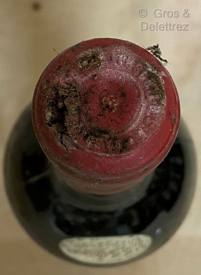 null 1 bouteille

MOUTON-CADET - Bordeaux 1955. Etiquette tachée, abimée, niveau...