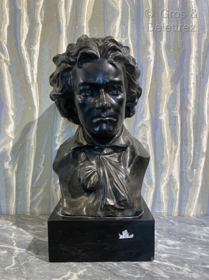 null Raphaël NANNINI (XIX-XX)

Beethoven

Buste en bronze patiné noir, signé sur...