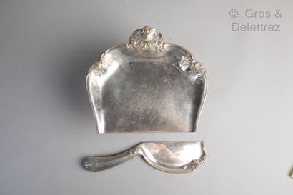 null Christofle.

Silver plated crumb tray with rocaille decoration.