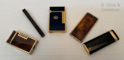 null Lot de cinq briquets en métal doré et laque de marques Cartier, Dupont, Zenith...