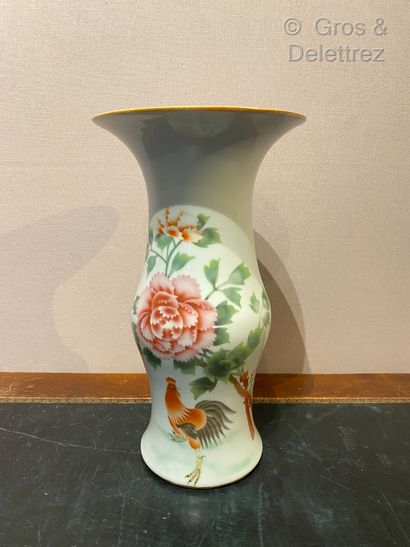 Chine. Vase cornet en porcelaine de forme...