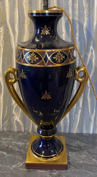 null J. PINON

Vase balustre en porcelaine à fond bleu nuit agrémenté de paniers...