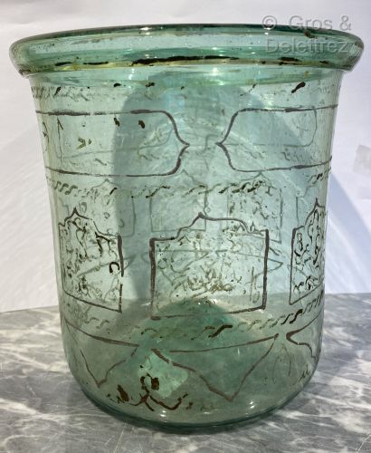 Pot cylindrique en verre teinté vert à décor...