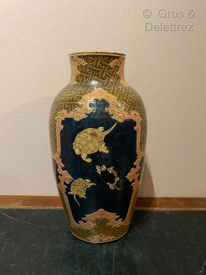 null Grand vase ballustre en céramique émaillée à décor chinoisant de trois réserves...