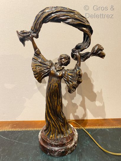 null D'après Agathon Léonard

Sculpture en bronze patiné figurant une danseuse du...