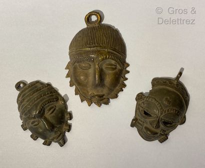 Trois pendentifs en bronze représentant des...