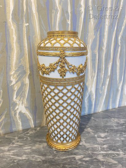 null Limoges. Vase balustre en porcelaine blanche agrémenté d'une monture en laiton...