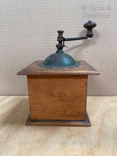 null PeugArt d'Art d'Asiet. Coffee grinder in wood and green lacquered metal.