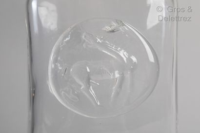 null Carafe en verre moulé à décor d’un médaillon figurant un cheval

H : 27cm