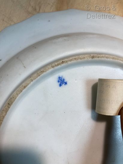 null Tournai 

Assiette creuse chantournée en porcelaine tendre décorée en bleu dans...