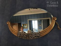 null Travail français vers 1925.

Miroir en bois sculpté argenté et doré à décor...