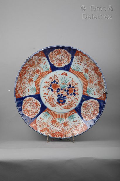 Japon, XIXe siècle 
Grand plat en porcelaine...