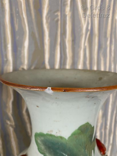 null Chine. Vase balustre à col évasé en porcelaine décoré en émaux polychromes à...