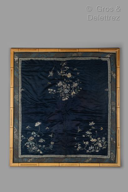 Chine, XIXe siècle 
Panneau en soie bleu...