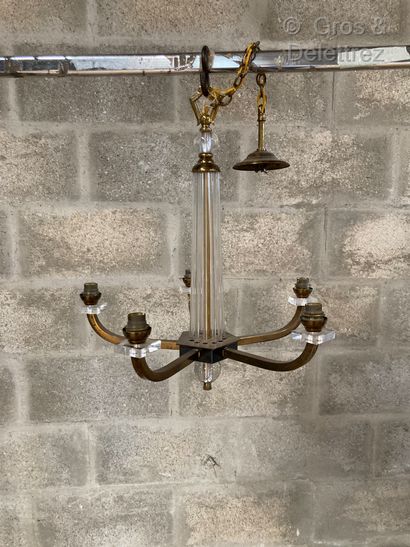 null Travail moderne 

Lustre en laiton doré et bachélite à cinq bras de lumière,...