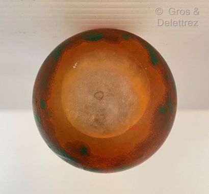 null DAUM Nancy

Vase soliflore bulbeux en verre marmoréen orange tacheté de vert...
