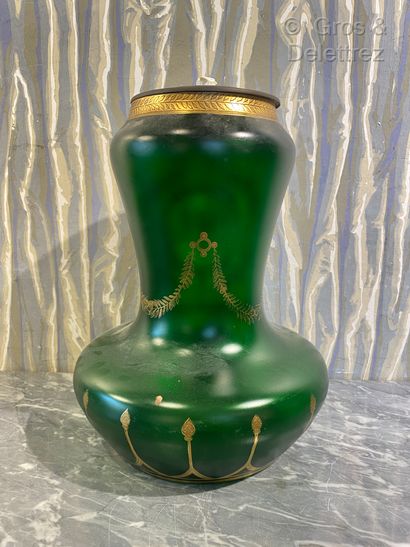 null Vase monté en lampe en verre teinté vert à décor doré d'un bouquet de fleurs...