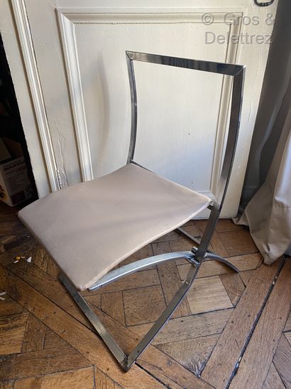 null Travail moderne

Suite de cinq chaises pliantes en métal chromé de forme courbe...