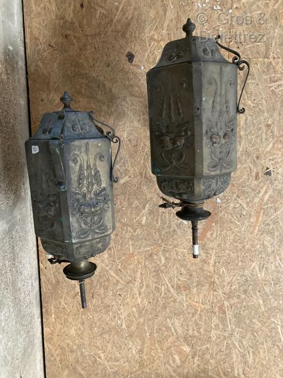 null Pair of brass lanterns of hexagonal form with decoration in light relief of...