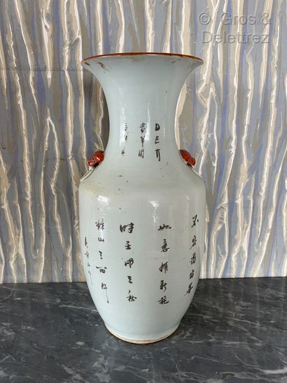 null Chine. Vase balustre à col évasé en porcelaine décoré en émaux polychromes à...