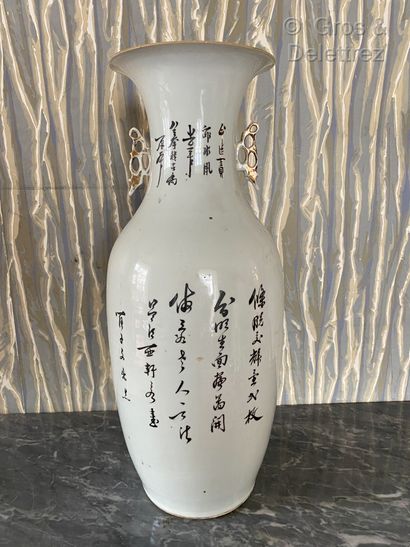 null Chine. Vase balustre en porcelaine à décor émaillé de courtisanes sur un pont...