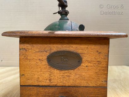 null PeugArt d'Art d'Asiet. Coffee grinder in wood and green lacquered metal.