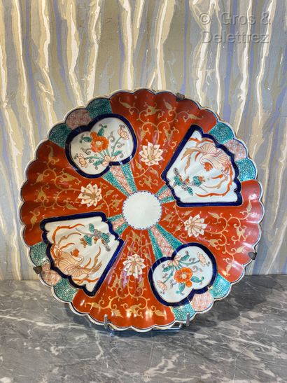 null Japan. Polylobed porcelain dish decorated in the Imari palette with reserves...