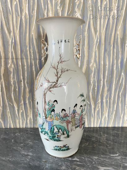 null Chine. Vase balustre en porcelaine à décor émaillé de courtisanes sur un pont...