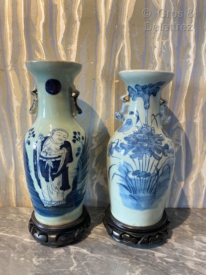 Chine. Deux vases de forme balustre en porcelaine...