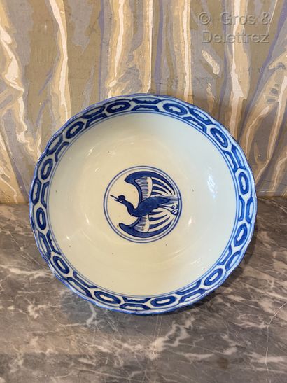 null South China. Porcelain bowl with white and blue decoration, inside a crane in...