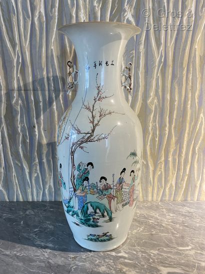 Chine. Vase balustre en porcelaine à décor...