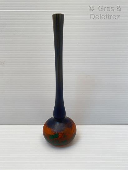 null DAUM Nancy

Vase soliflore bulbeux en verre marmoréen orange tacheté de vert...