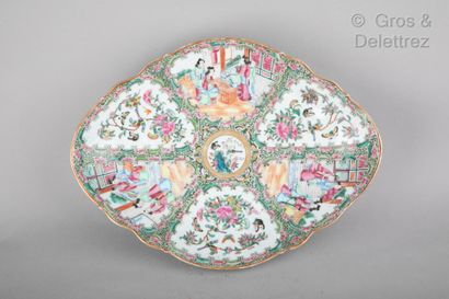 null Chine, vers 1880-1900 Coupe polylobée sur piédouche en porcelaine de Canton...